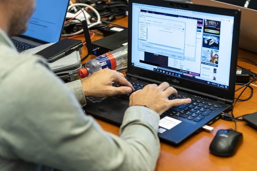 Man aan het werk op een laptop.