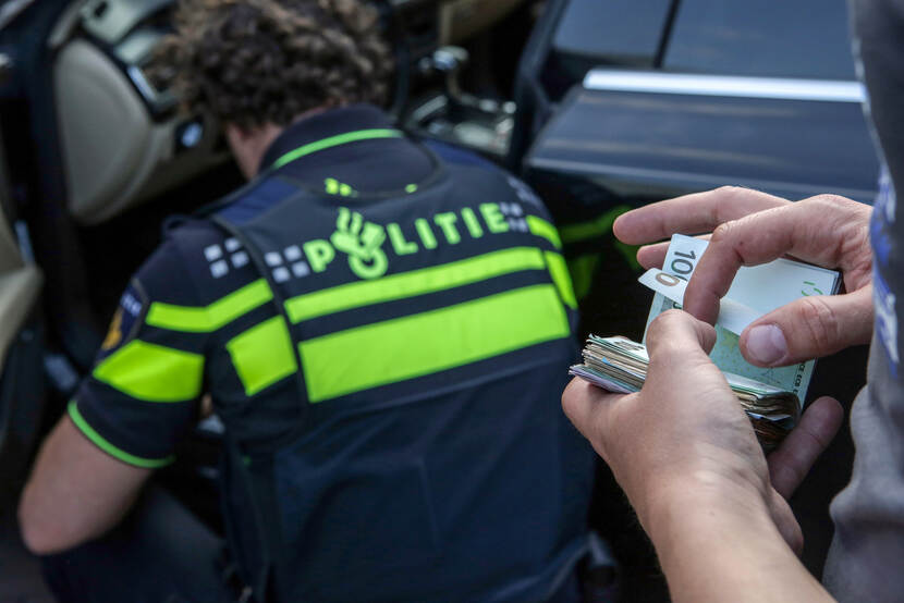 Politie neemt geld in beslag