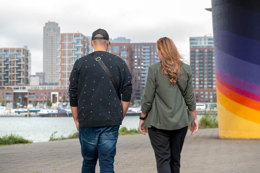 Redouan Azelmad, ervaringsdeskundige en nu eigenaar van zijn eigen bedrijf R.A en Cynthia Blok van Reclassering Nederland staan met hun  rug naar de camera aan de kade.