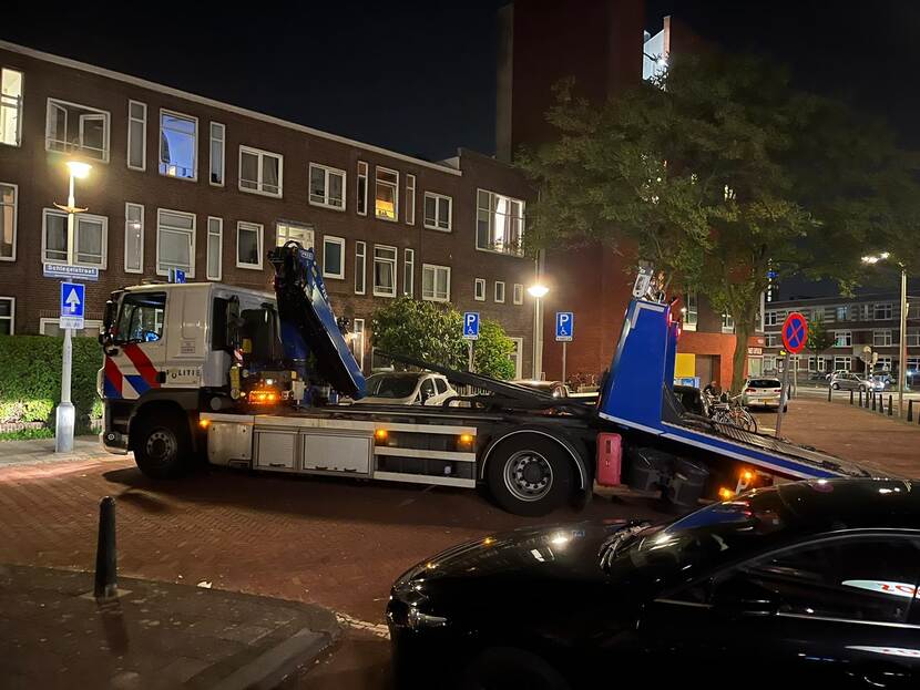 Bij een controle worden enkele voertuigen in beslag genomen. Op deze foto is de takelwagen te zien.