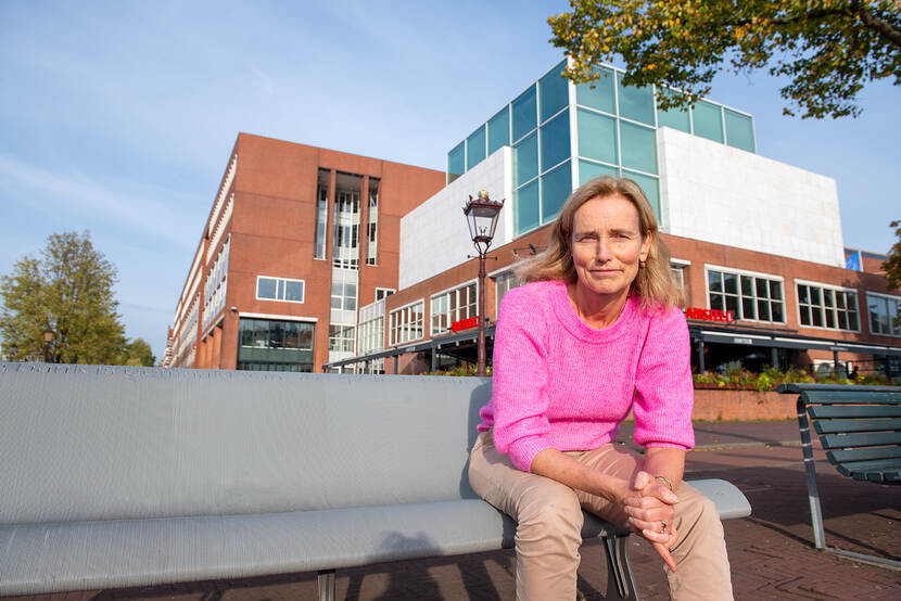 Jeanine Kooistra zit op een bankje en kijkt in de camera.