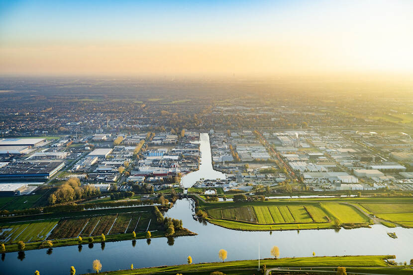 Luchtfoto genomen bij een onbewolkte zonsopkomst van de binnenhaven van Waalwijk.