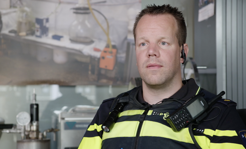 Beeld van Freek Pecht die richting de camera kijkt en zijn politieuniform aan heeft