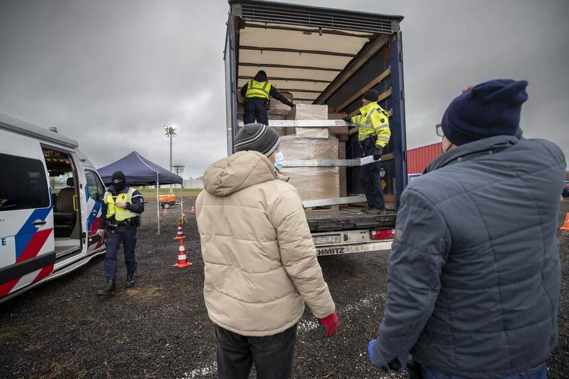 Vrachtwagen met paketten