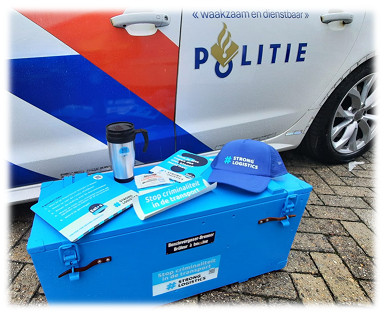 Blauwe toolkit met politieauto op de achtergrond.