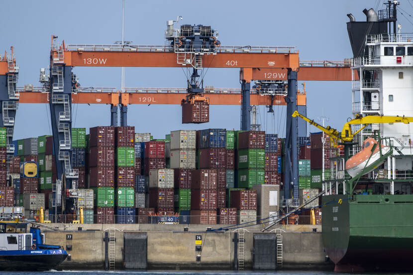 Gestapelde containers in de haven van Rotterdam