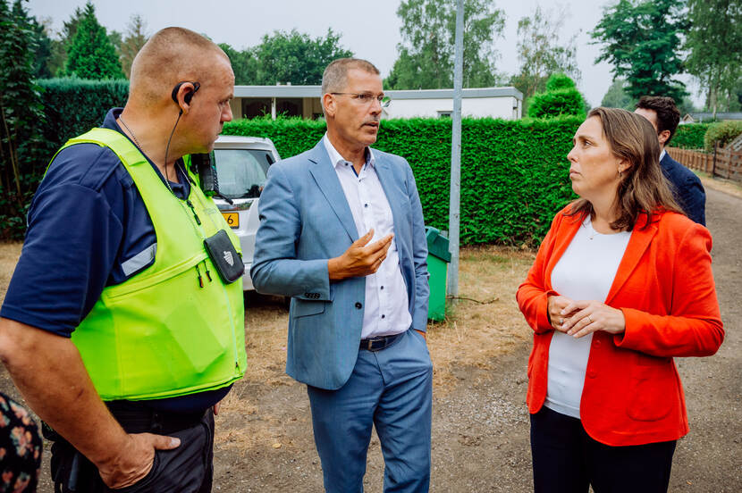 Bezoek vakantiepark: Van 't Hoog, Maaike van Tuyll en toezichthouder in gesprek