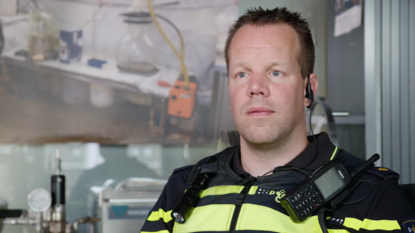 Beeld van Freek Pecht die richting de camera kijkt en zijn politieuniform aan heeft