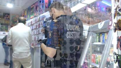 Controle ondermijningsbrigade in een winkel